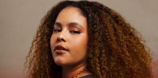 Rachel Reis reforça o poder da Sereiona com “No Seu Radinho”, EP que traz Carlinhos Brown, Jau, Afrocidade e ÀTTOOXXÁ