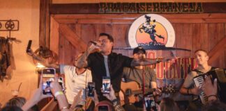 De surpresa, Felipe Araújo invade o palco do Villa Country e anima a madrugada do público