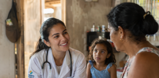 “O médico que usa IA vai substituir o que não usa”: a nova disputa da medicina brasileira Médica atendendo com IA em comunidade Brasileira
