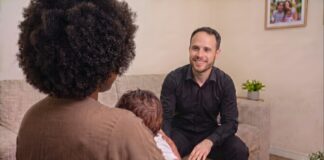 4,3 milhões de negativas do INSS em 6 meses: o que fazer quando a sua chegar O advogado Artur atendendo na casa de uma cliente.
