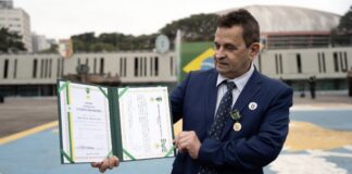 Urandir Fernandes de Oliveira recebe a Medalha do Exército Brasileiro Urandir Fernandes de Oliveira recebe a Medalha do Exército Brasileiro