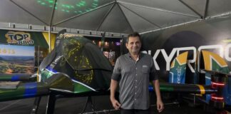 Brasileiro lança o maior carro voador agrícola autônomo já criado Urandir Fernandes de Oliveira, presidente de Dakila Pesquisas, ao lado do Skyros durante a 86ª Expogrande 2026.