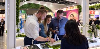 Carolina Facco busca na Coreia do Sul novas fórmulas para a Cicatribem Carolina Facco participou da K-Beauty Expo Korea para encontrar ingredientes e formulações para os próximos produtos da Cicatribem.