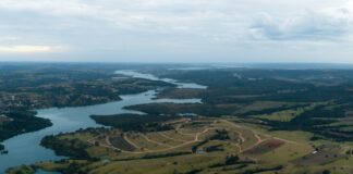 Segunda residência perto de Brasília: o alto padrão da capital passou a comprar pertencimento Fazenda do Lago, em Abadiânia, tem 2,8 milhões de metros quadrados de cerrado à margem do lago e um projeto que se define como um wellness club residence.